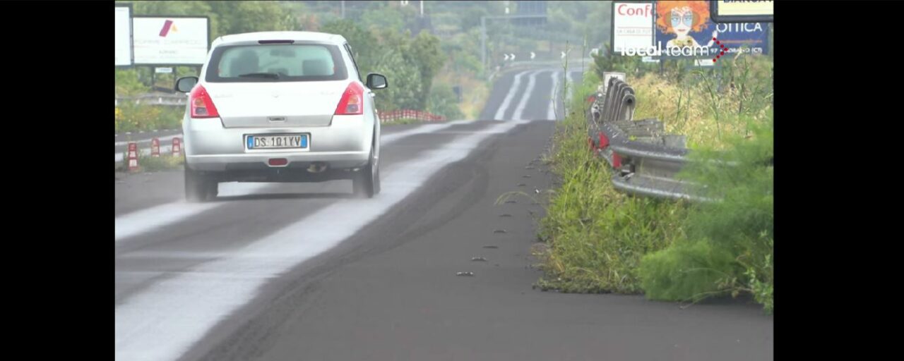 FOTO | Aeroport din Italia, închis, după ce vulcanul ETNA a erupt! Pe străzile din Sicilia plouă cu cenușă