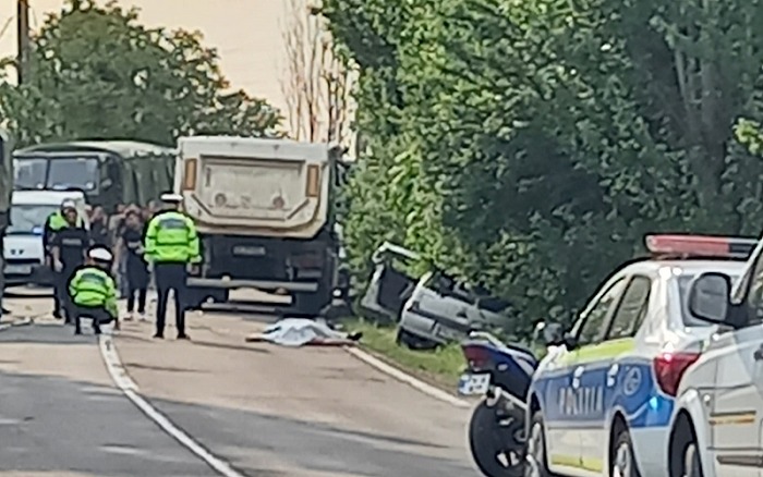 ACCIDENT mortal pe Centura de Est a Ploieștiului. Un autoturism s-a izbit de un autocamion și s-a oprit într-un copac. Șoferul a murit