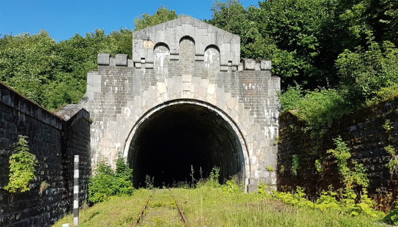 Locul din România în care se află CEL MAI LUNG TUNEL din țara noastră. Are 4,3 kilometri și povestea e impresionantă