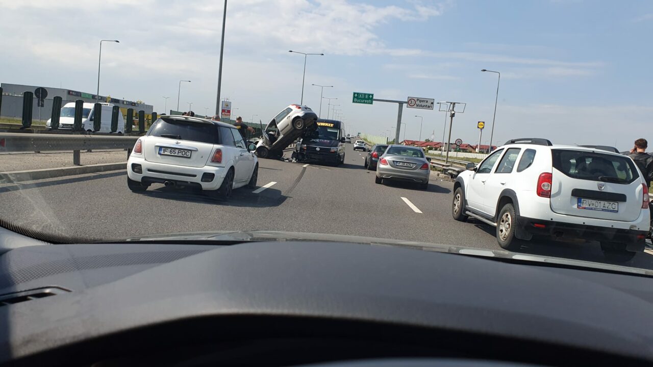 ACCIDENT spectaculos pe autostrada A3. Un autoturism s-a „suit” pe un microbuz