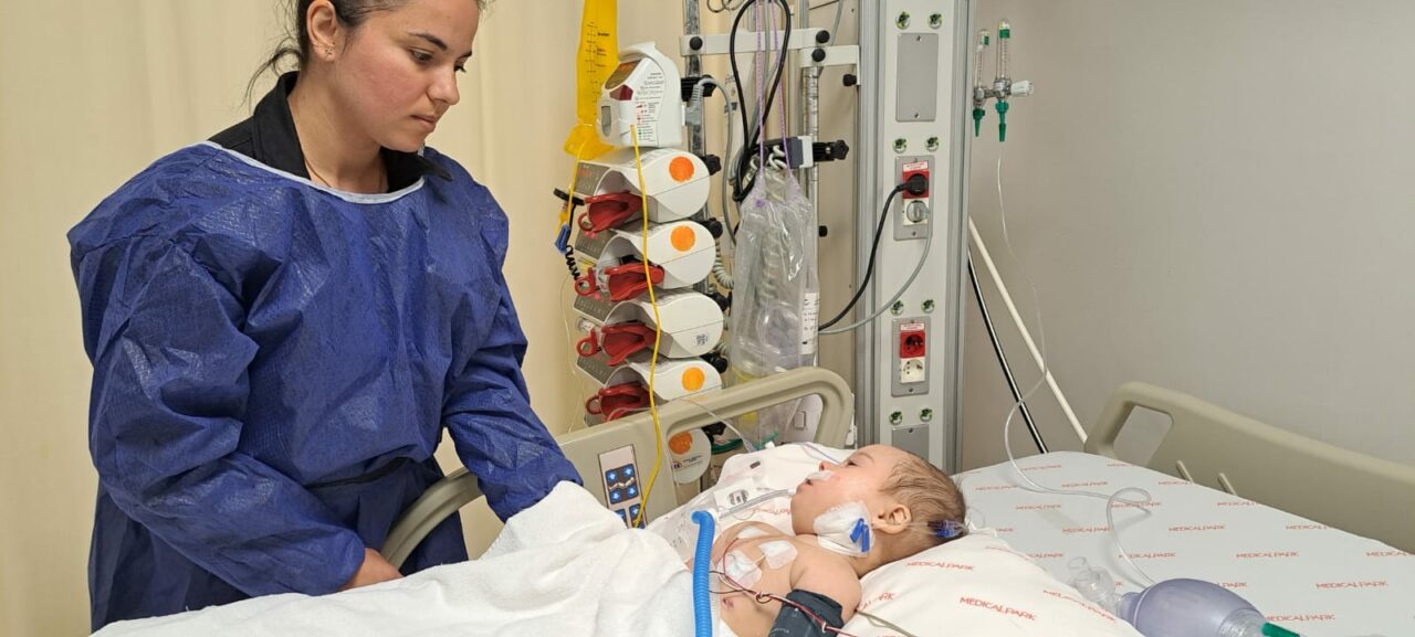 Bebeluș salvat din ghearele MORȚII. Familia micuțului are de achitat peste 16.000 € pentru operația care i-a redat viața