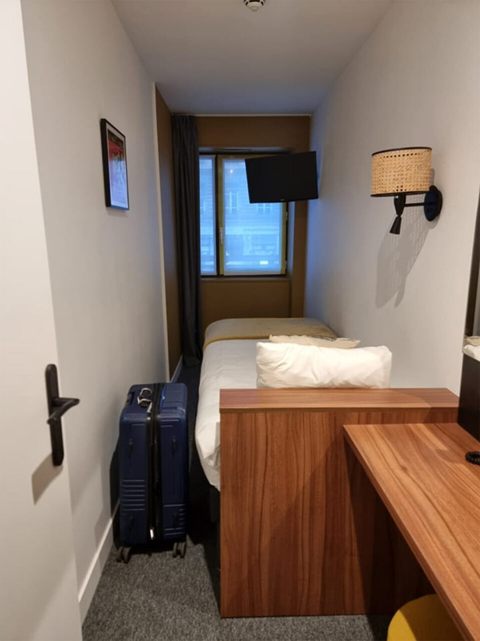 De necrezut ce cazare a primit Mihai din București în Lyon: „Asta e TOATĂ camera de hotel”