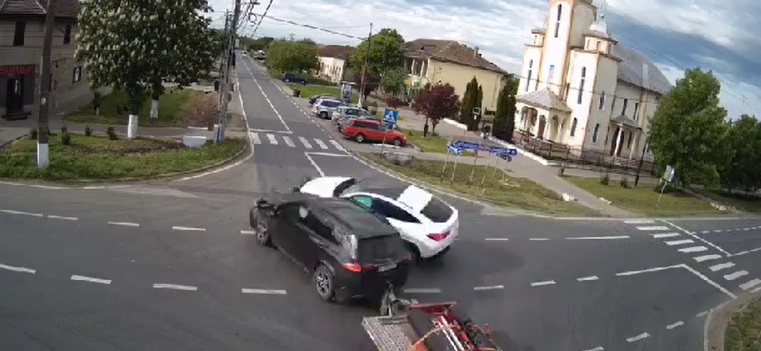 VIDEO. Impact devastator în județul Timiș: Două mașini au sărit în aer după ce s-au ciocnit. Unul dintre șoferi ar fi adormit la volan
