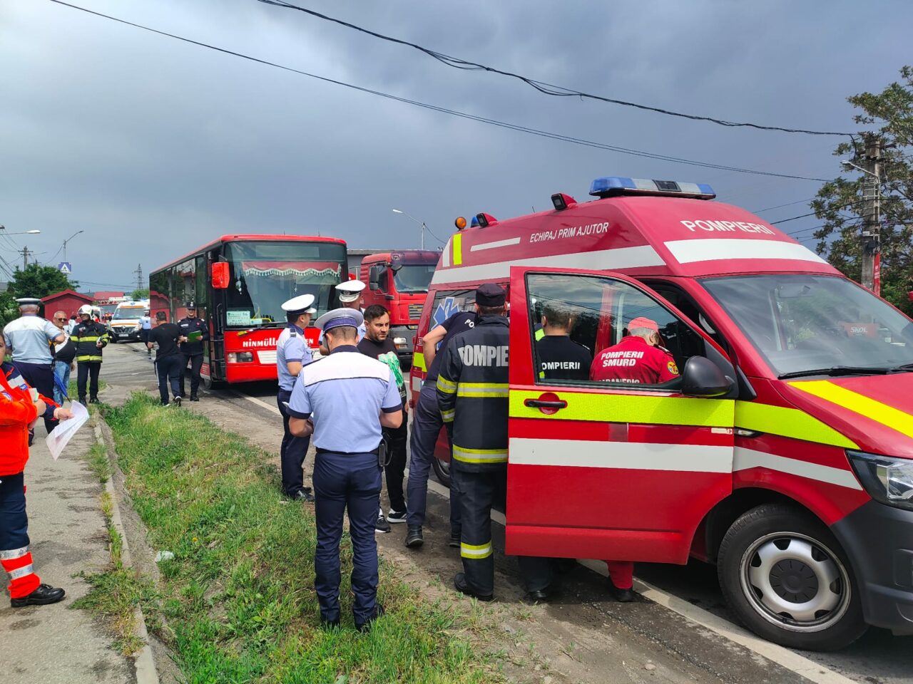VIDEO | Un autobuz cu 11 persoane la bord s-a lovit violent de un TIR, pe un drum din județul Prahova. Care este BILANȚUL victimelor