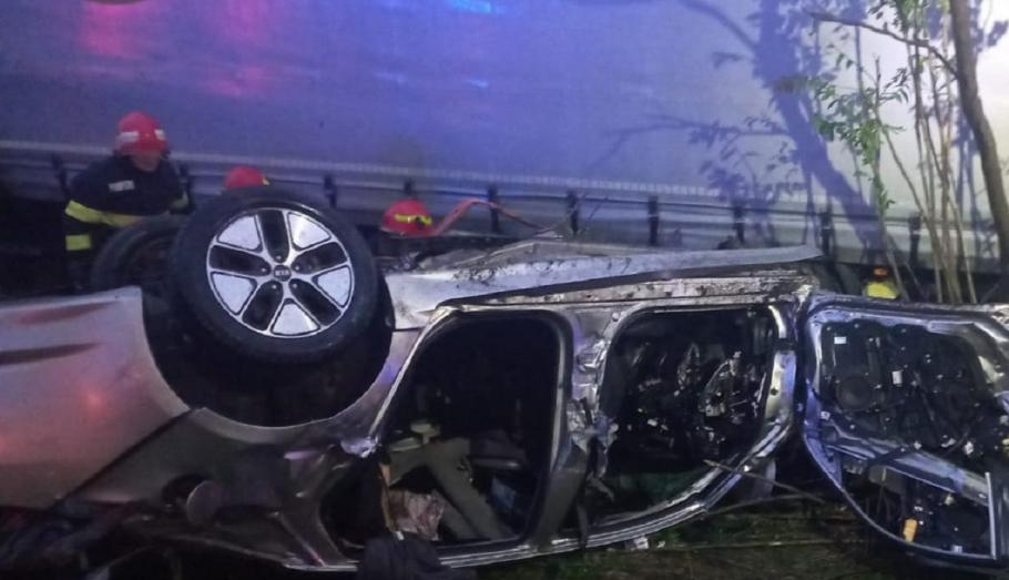 Accident ÎNFIORĂTOR în Mehedinți! Trei tineri de 18, 19 și 22 de ani au murit, după impactul violent cu un TIR