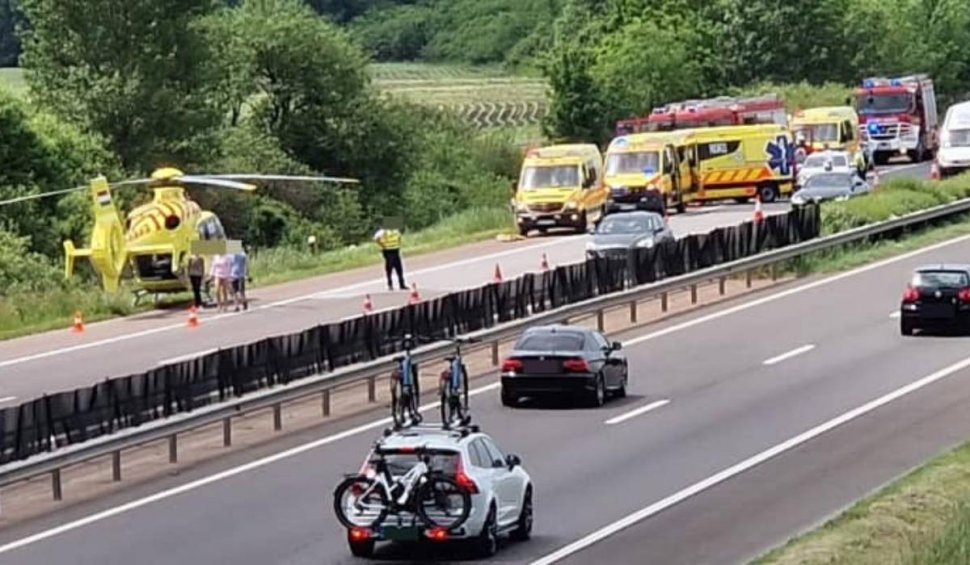 Accident GRAV pe o autostradă din Ungaria! Un român mort și trei răniți, după ce un microbuz înmatriculat în România s-a răsturnat