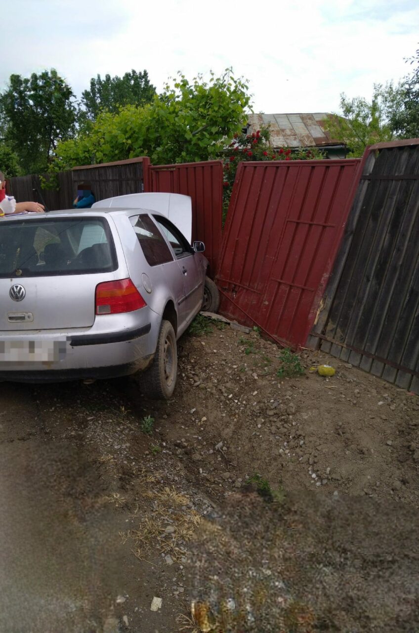 Un adolescent de 15 ani a provocat un accident în Dâmbovița. S-a urcat la volanul mașinii și s-a oprit într-un gard