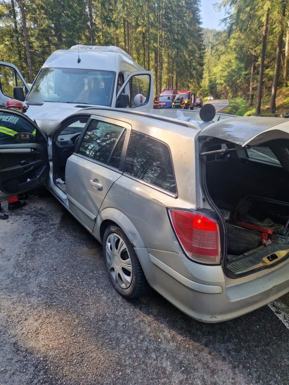 FOTO-VIDEO. Un microbuz în care se aflau 12 copii, implicat într-un accident rutier la Suceava. Doi adulți au ajuns la spital