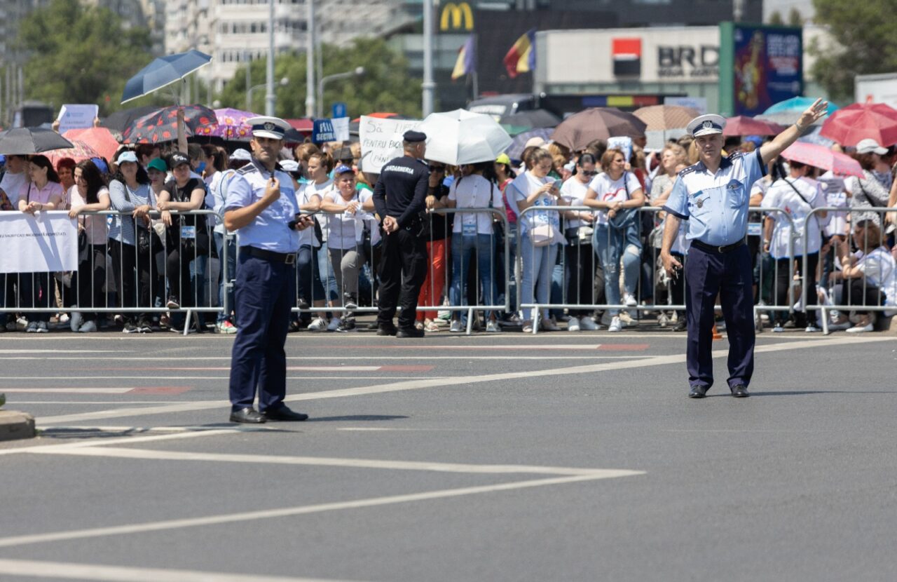Piața VICTORIEI se pregătește de un nou MITING. Protestatarii spun că sunt plătiți sub limita de SUBZISTENȚĂ