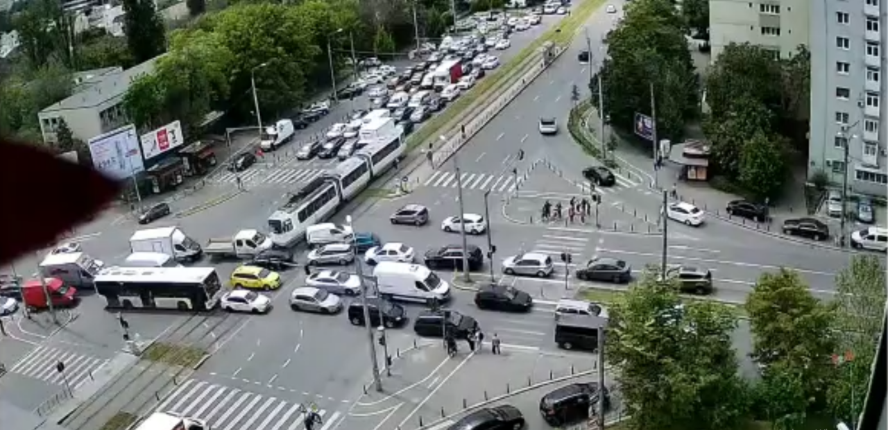 VIDEO | Un tramvai a intrat în mai multe mașini, la intersecţia Şos. Pantelimon cu Morarilor. Impactul a fost surprins de o cameră de supraveghere