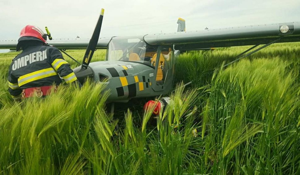 Un avion a aterizat forțat pe un câmp din județul Ialomița