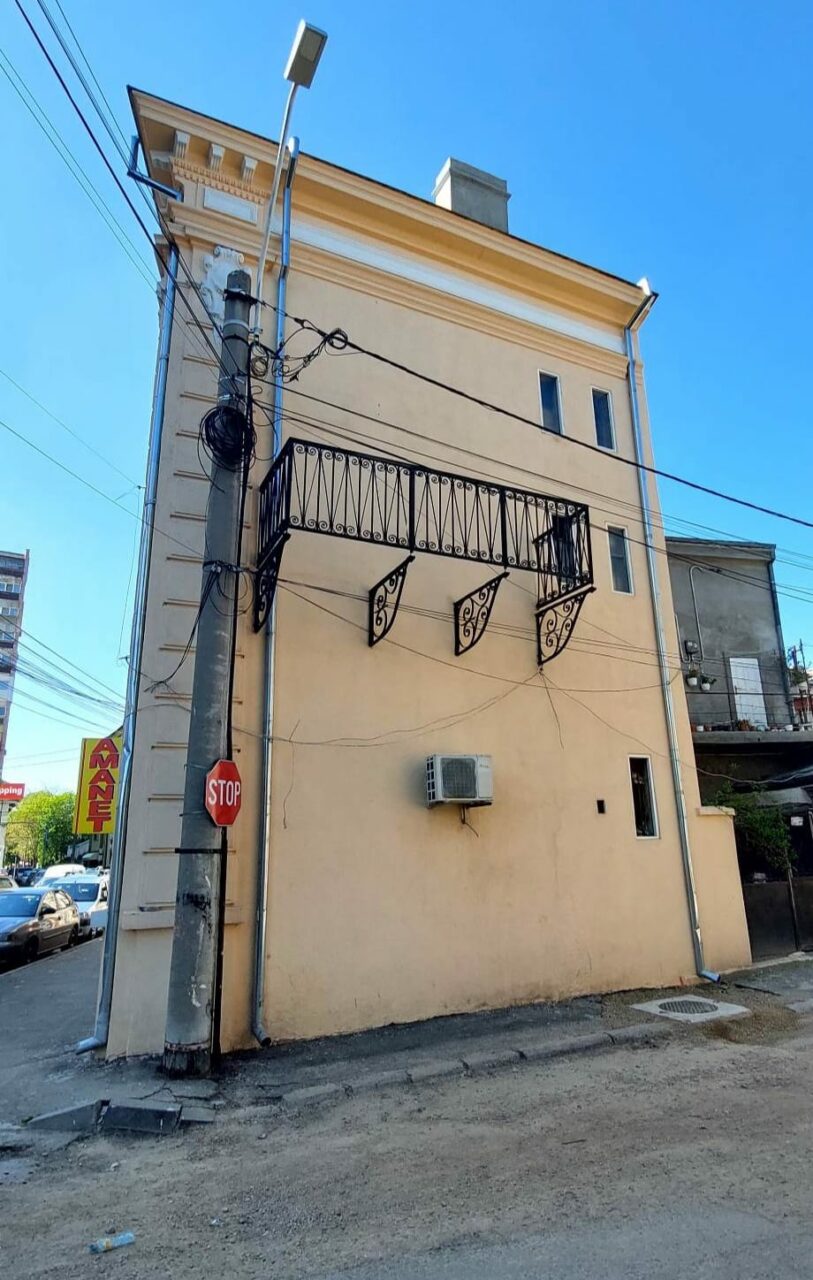 FOTO. „Caricatură arhitecturală”: O clădire din Brăila are un balcon care nu are legătură cu interiorul și nici podea