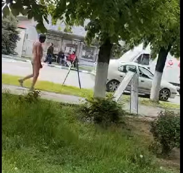 Un bărbat a ieșit la plimbare prin BALȘ în pielea goală. Cum au reacționat polițiștii