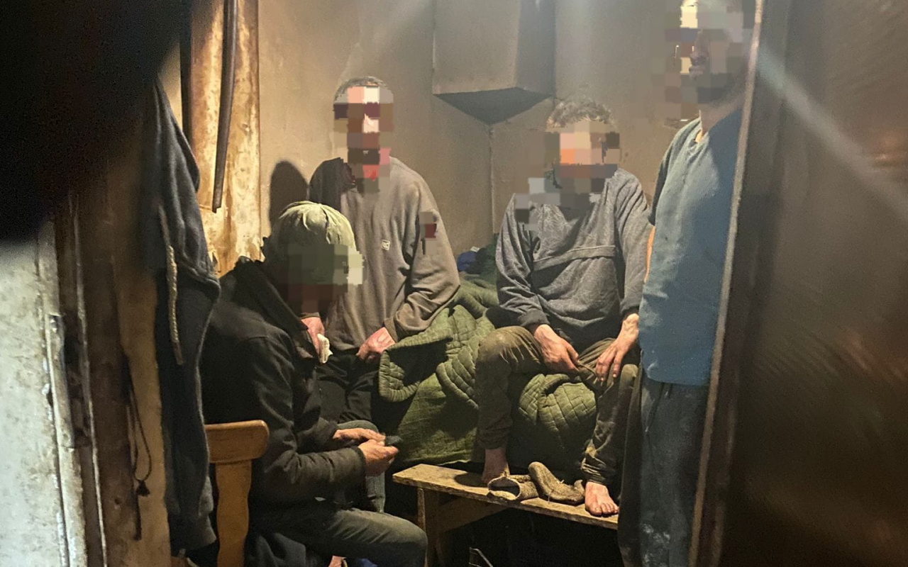 FOTO Bolnavi cu afecțiuni psihice, EXPLOATAȚI să muncească gratis la ferme și pensiuni. Erau obligați să trăiască în condiții inumane în barăci mizere