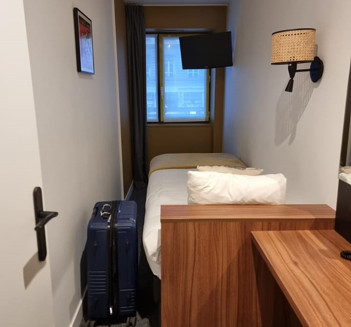 Incredibil cum arată camera în care s-a cazat un român la un hotel deloc ieftin din Franța: „M-am dus să întreb care este faza cu debaraua asta”