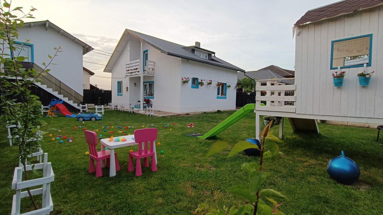 Povestea unei mame rămasă văduvă, care și-a renovat singură casa: „Am învățat să fac adeziv, să-l dau pe pereți, să pun izolație termică”