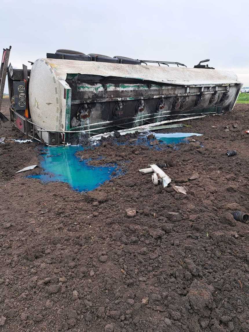 Pericol de EXPLOZIE în Neamț: O cisternă cu motorină s-a răsturnat / Traficul rutier este oprit pe ambele sensuri ale DN 2 Bacău-Roman
