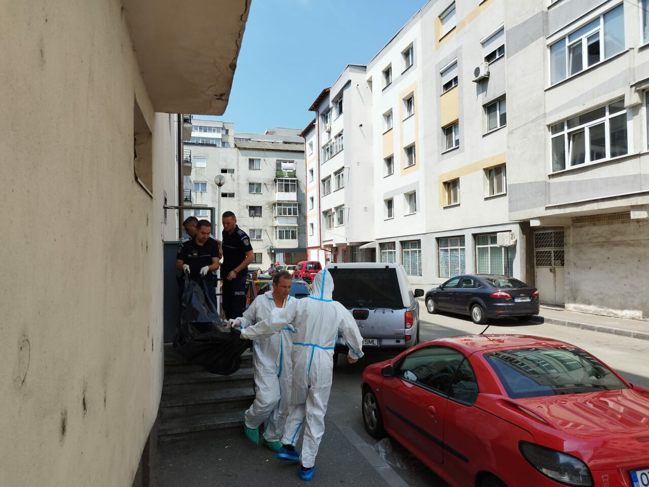 FOTO-VIDEO: Crimă înfiorătoare la Slatina: O femeie a fost ucisă de iubitul ei, cu care era împreuna de câteva zile. Bărbatul i-a băgat cuțitul în gât