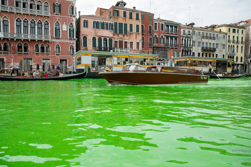 Fenomen ciudat în Italia. O porțiune din apa canalului central al Veneției a devenit verde fluorescent. Ce EXPLICAȚII au găsit italienii