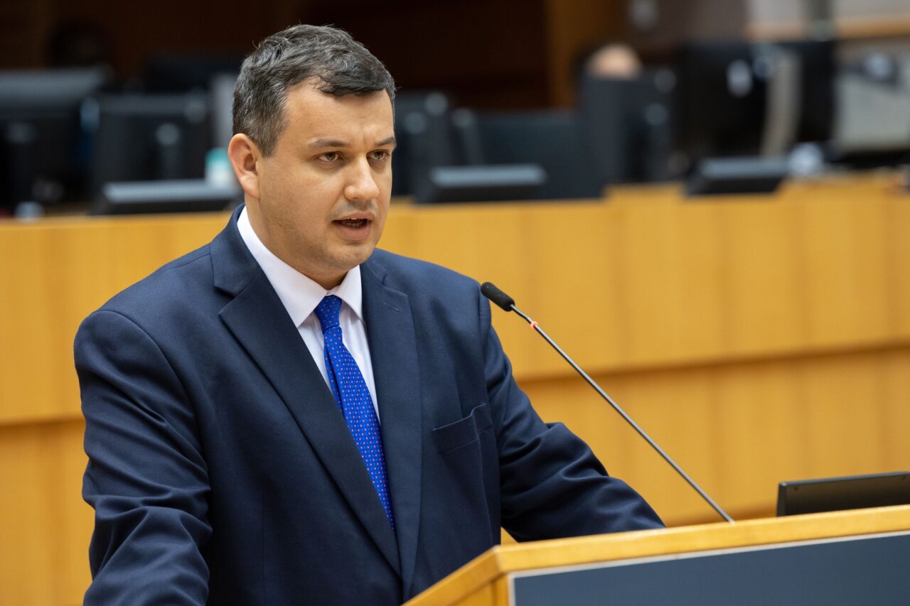Eugen Tomac: „Câte un POLIȚIST în fiecare şcoală din România!”