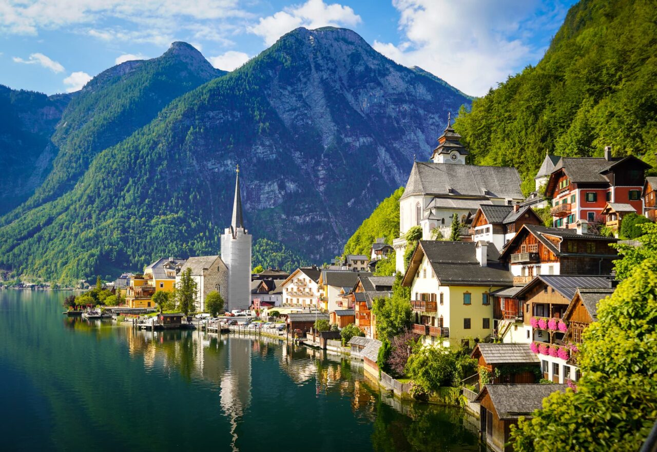 Hallstatt, orașul austriac care își ALUNGĂ turiștii. De ce autoritățile au blocat vederea spre Alpi