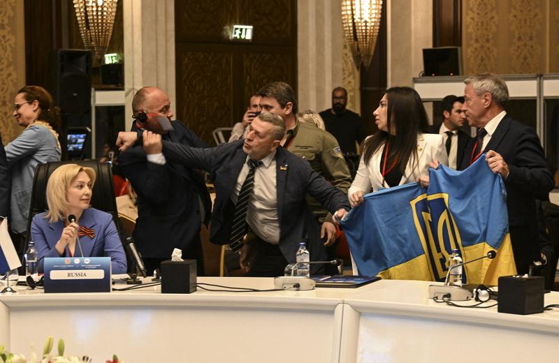 VIDEO | Un delegat UCRAINEAN l-a pocnit în față pe un rus, în timpul unei reuniuni la Ankara: „Ia-ți labele de pe steagul nostru, gunoi rusesc!”