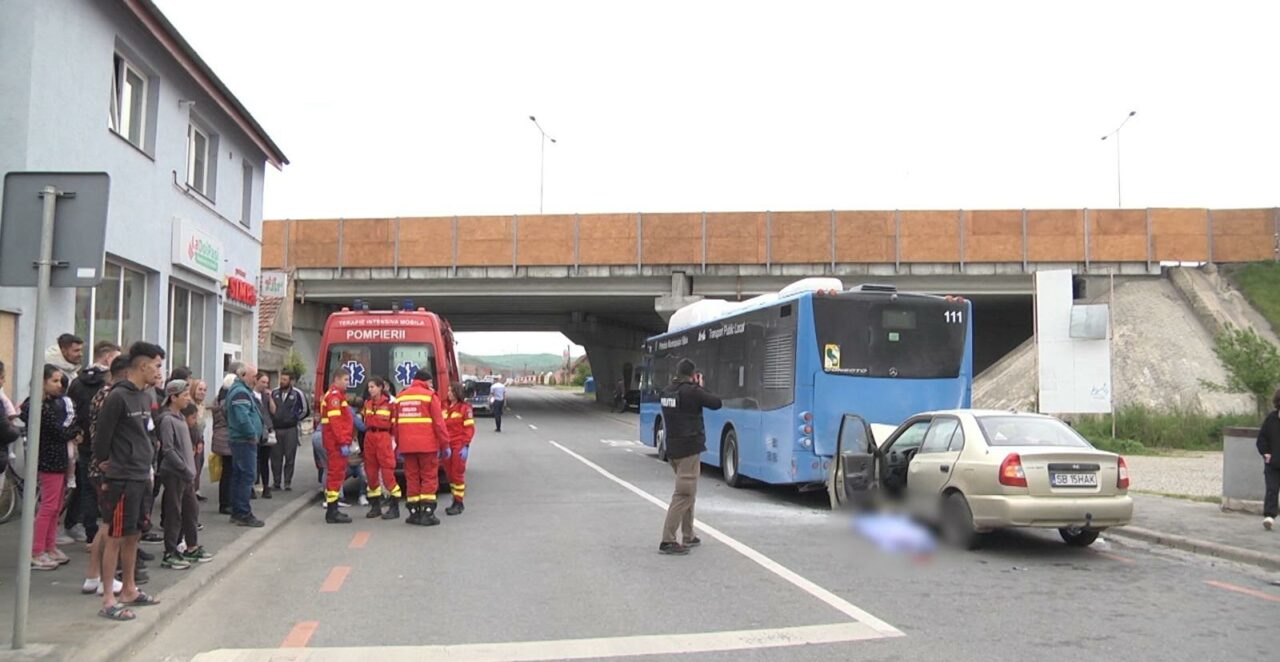 ACCIDENT GRAV în Sibiu! Un tânăr de 24 de ani a intrat cu mașina într-un autobuz oprit în stație. Băiatul nu a mai avut nicio șansă