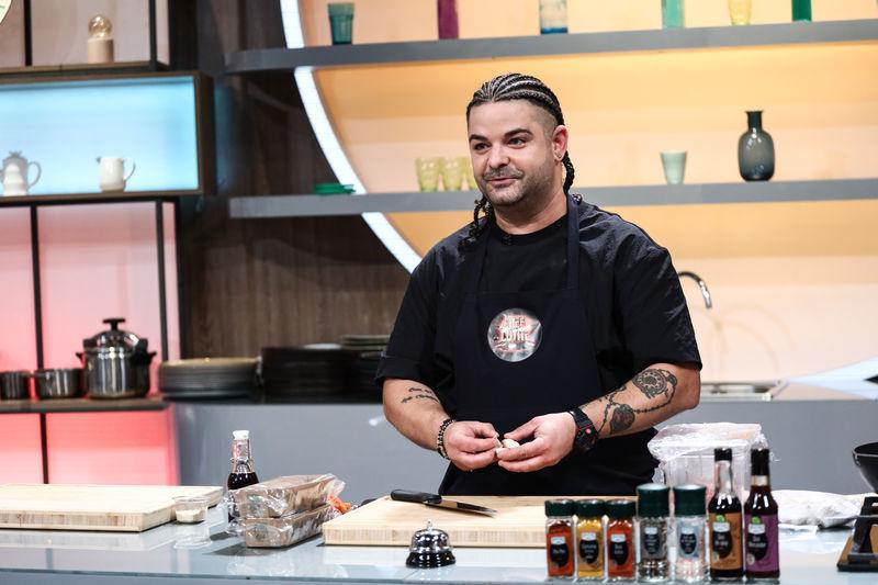 Chef Cătălin Scărlătescu, impresionat de talentul culinar al unui CONCURENT! Cine este persoana care a primit cuțitul de aur