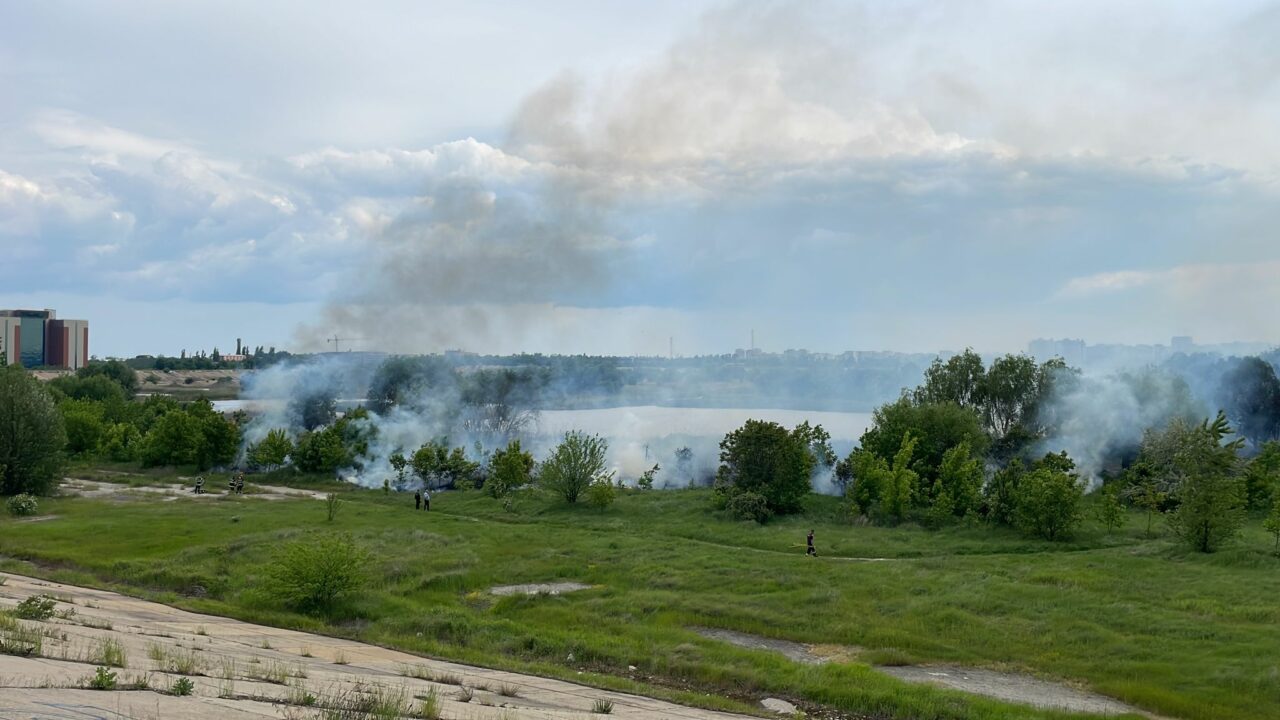VIDEO | Un incendiu puternic a izbucnit în Delta Văcărești, din sectorul 4. Flăcările au cuprins o suprafață de 30.000 de metri pătrați (UPDATE)