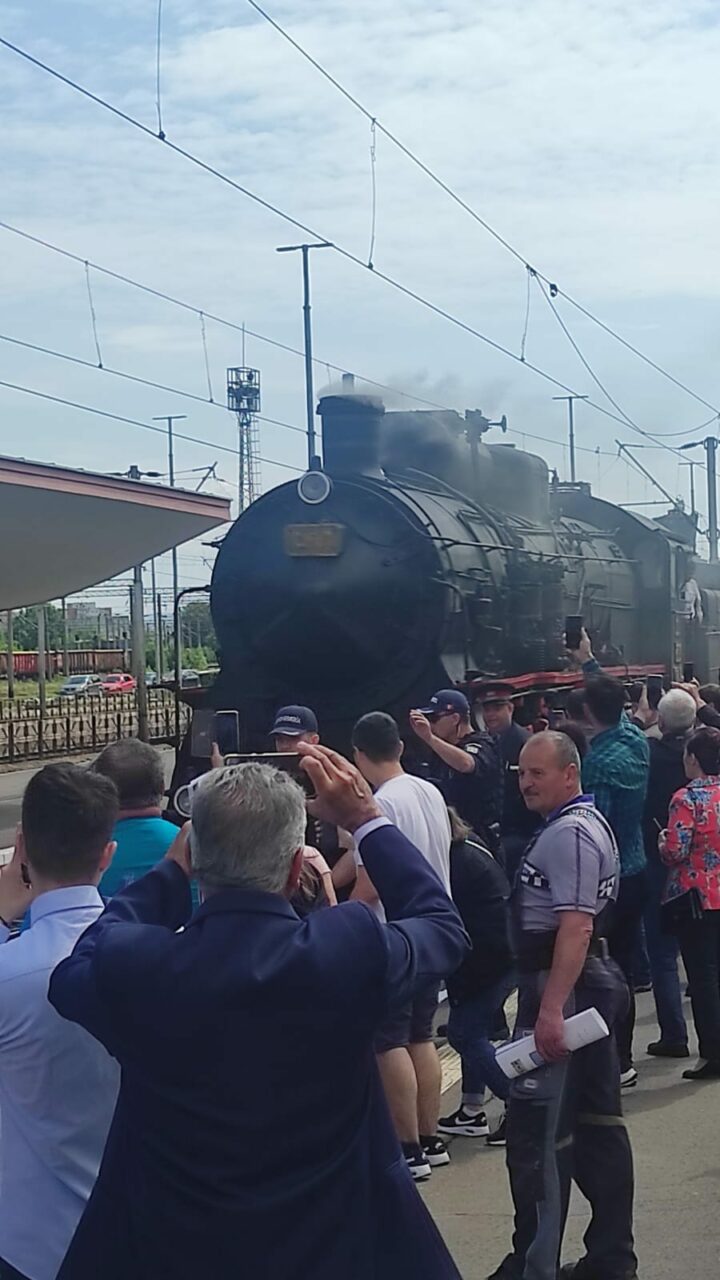 Incendiu la o locomotivă cu abur, în gara Brașov. Pompierii intervin pentru localizarea și lichidarea acestuia