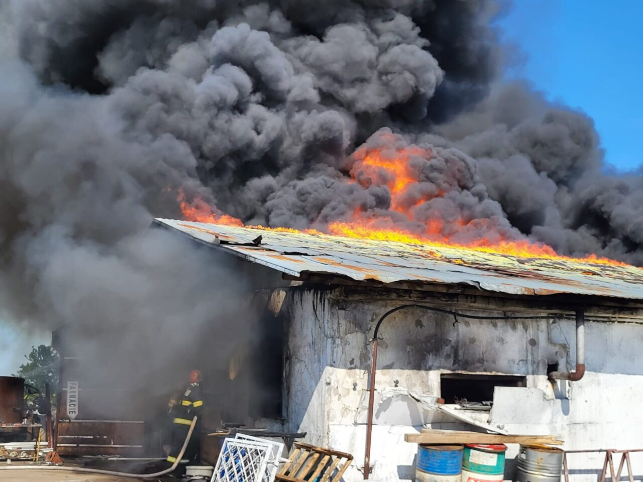 GALERIE FOTO-VIDEO. Incendiu violent la un depozit de plastice din Giurgiu. A fost emis RO-ALERT pentru populație