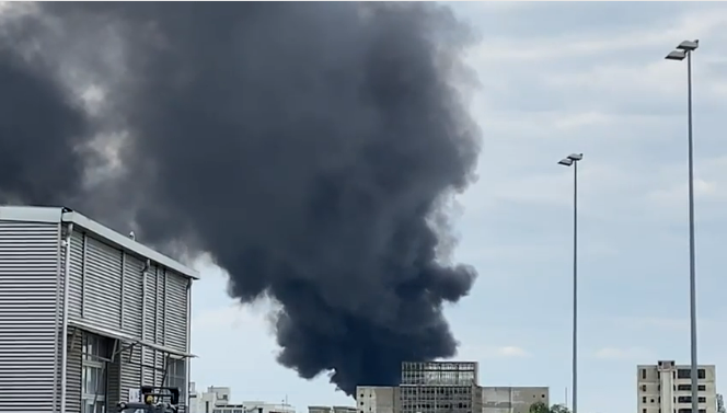 VIDEO | Incendiu puternic, cu mari degajări de fum, pe platforma Săvinești din județul Neamț. A fost transmis mesaj RO-ALERT