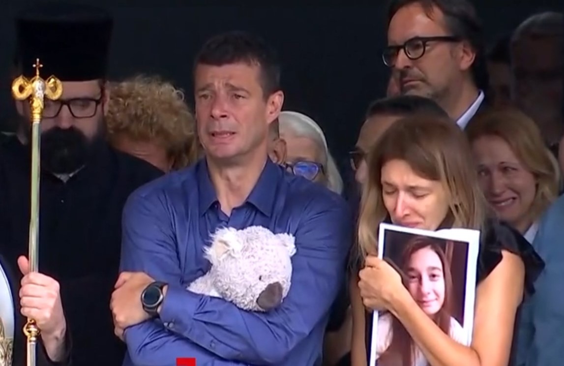 Imaginile durerii! Dragan Kobiljski, antrenorul de la SCM Zalău, strânge în brațe un urs de pluș. A fost al fiicei sale, ucise în atacul de la Belgrad