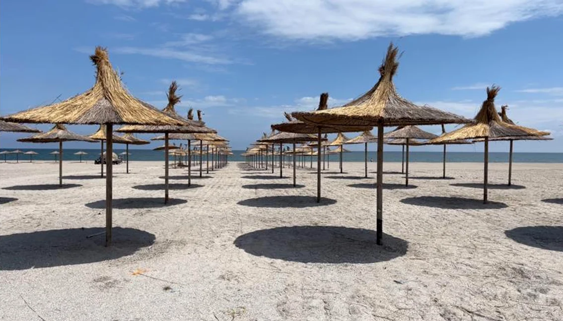 FOTO | Operatorii de plajă din stațiunea Mamaia, DISPERAȚI de taxele pentru amplasarea beach-barurilor: „Au explodat și suntem în ilegalitate”