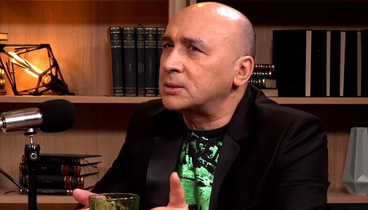 Marcel Pavel, în lacrimi la podcastul ALTCEVA. Prima lecție de viață pe care a primit-o: „Nu ai voie să-ți fie rușine cu părinții tăi”