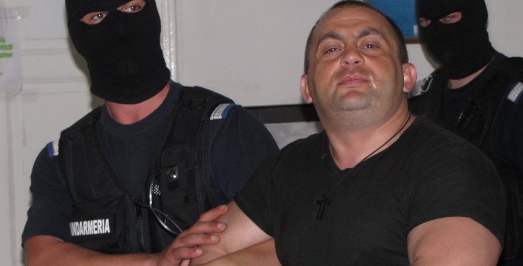 Interlopul „Belmondo de Arad”, găsit MORT în locuinţa sa, chiar în ziua în care ar fi împlinit 48 de ani. Cauza probabilă a decesului
