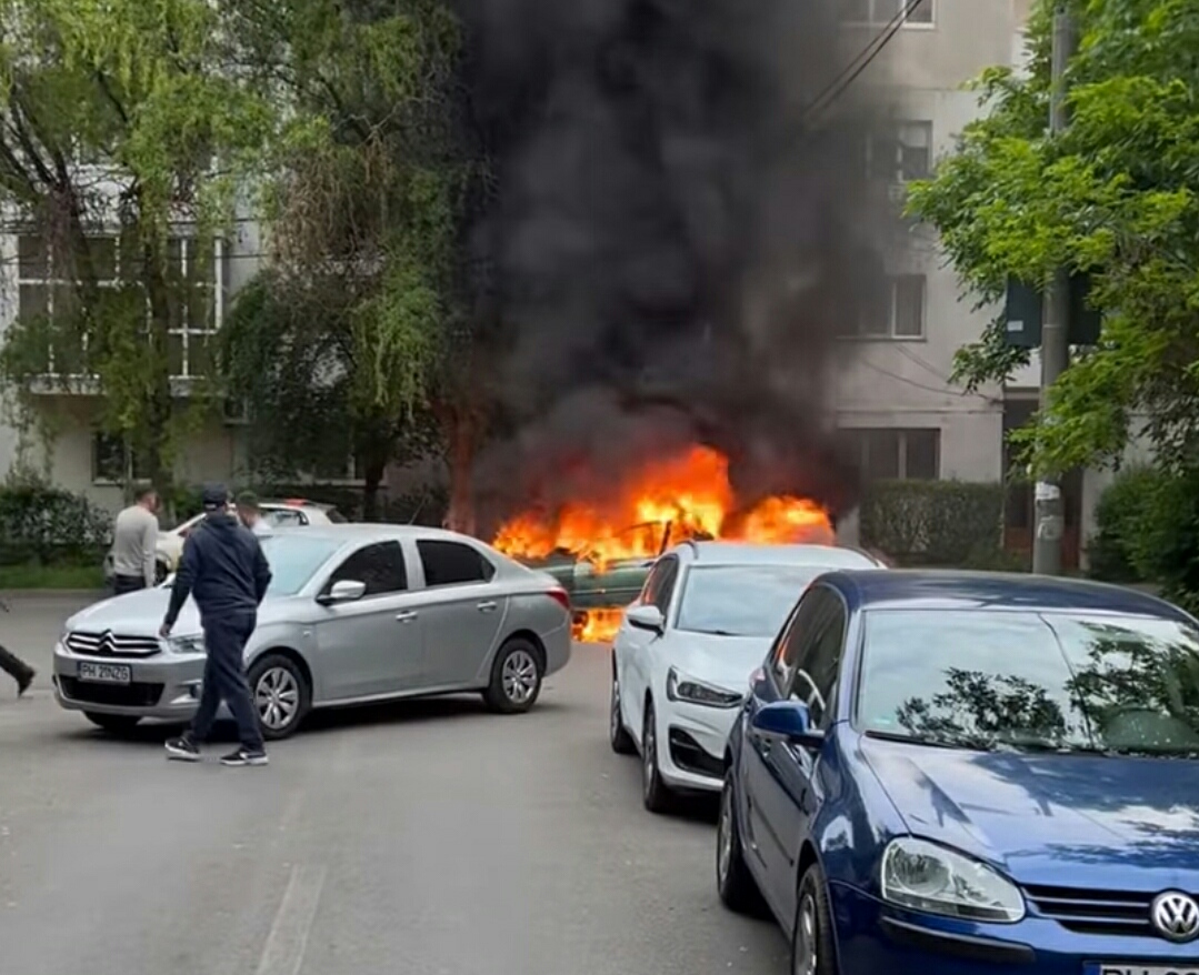 INCENDIU într-o parcare din Ploiești. Trei autoturisme au fost afectate de flăcări