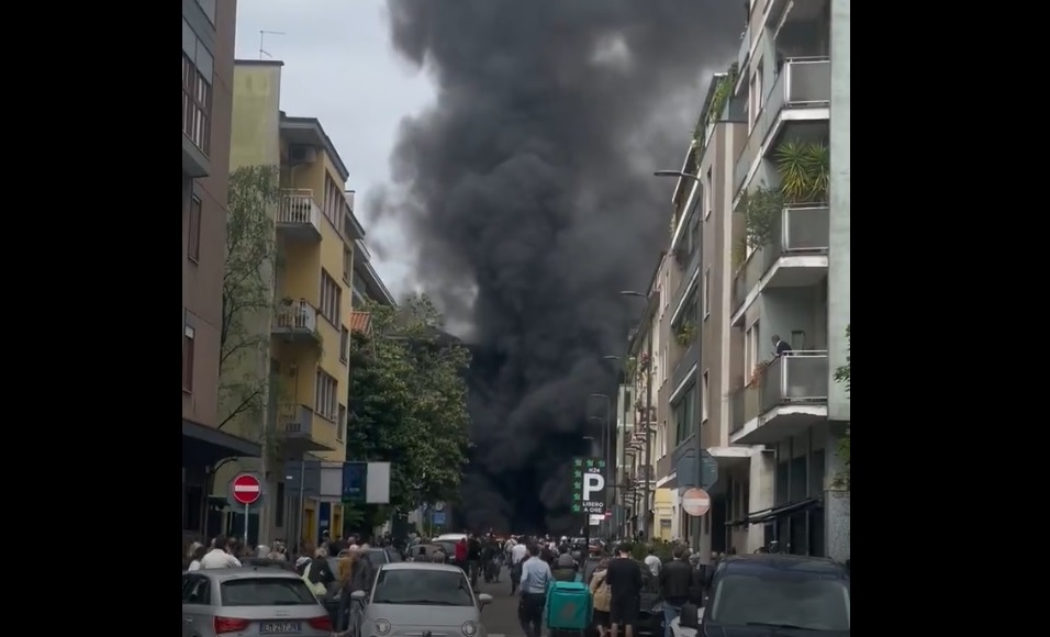 Milano, zguduit de o EXPLOZIE violentă! Mai multe mașini au luat foc, clădiri avariate, panică în oraș – VIDEO