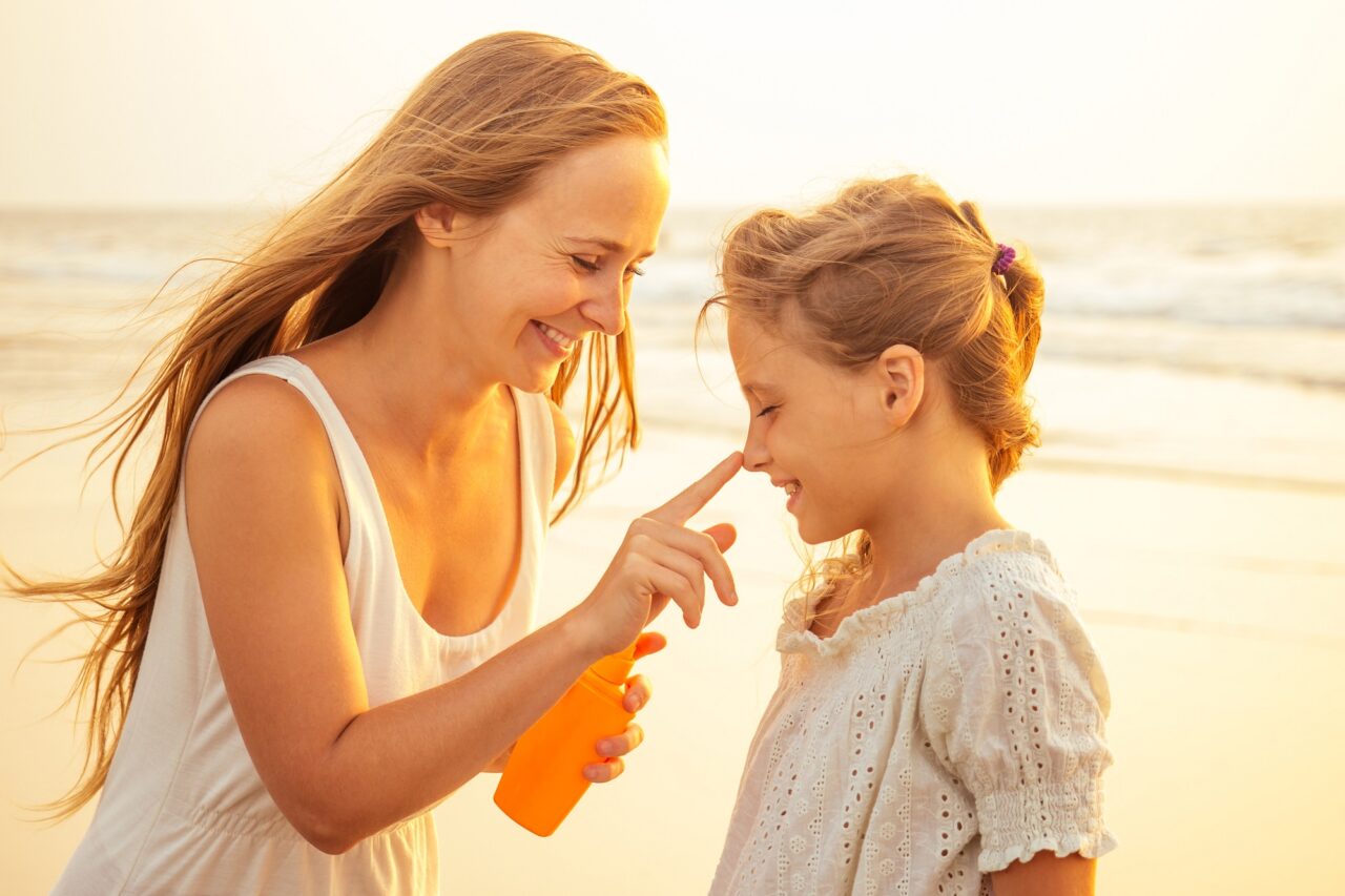 Dermatologii recomandă un minim control înainte de a pleca în vacanță la mare. Ce trebuie să știm despre cremele de plajă