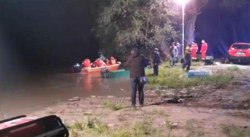 VIDEO | Alertă pe râul Mureș! O barcă în care se aflau 12 persoane s-a răsturnat. Un copil a murit