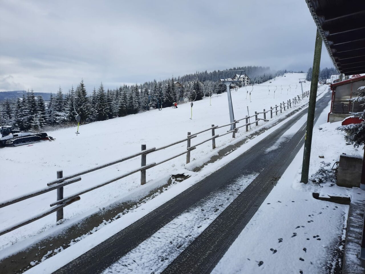 FOTO-VIDEO. A nins abundent în ultimele ore în stațiunea Straja, din județul Gorj. Se poate schia, deși mai sunt două săptămâni până începe vara