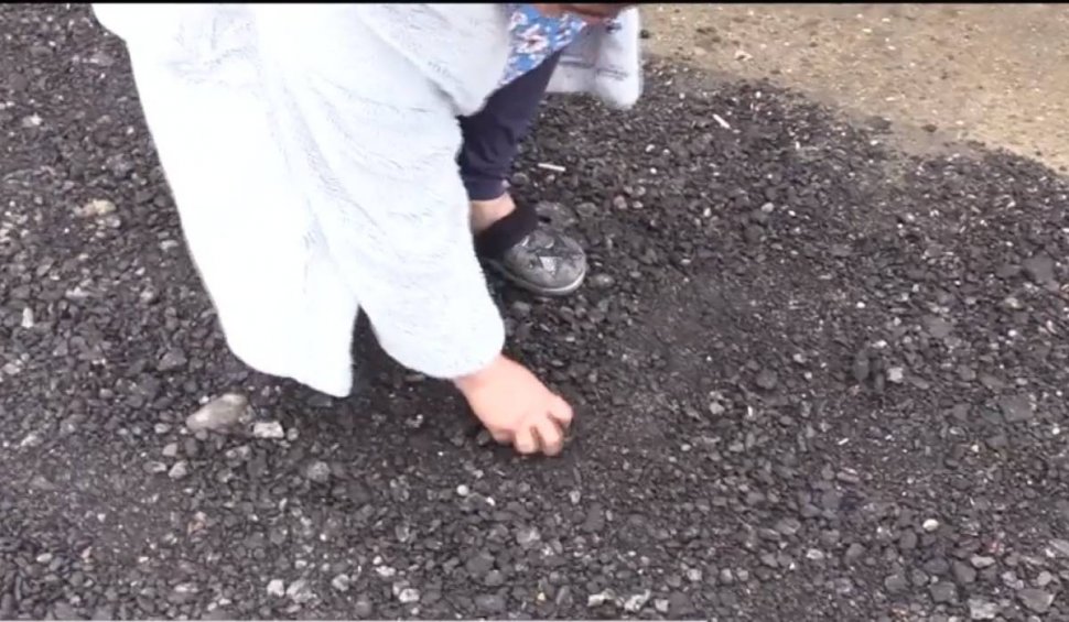 Mai mulți locuitori ai unui cartier din Ploieşti și-au ASFALTAT singuri strada, după ce s-au trezit cu grămezi de pietriș în zonă. Reacția Primăriei