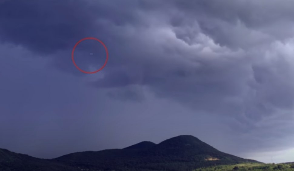 VIDEO | Un OBIECT zburător de formă cilindrică a fost surprins în Ungaria: „Felul în care se mișcă este..”