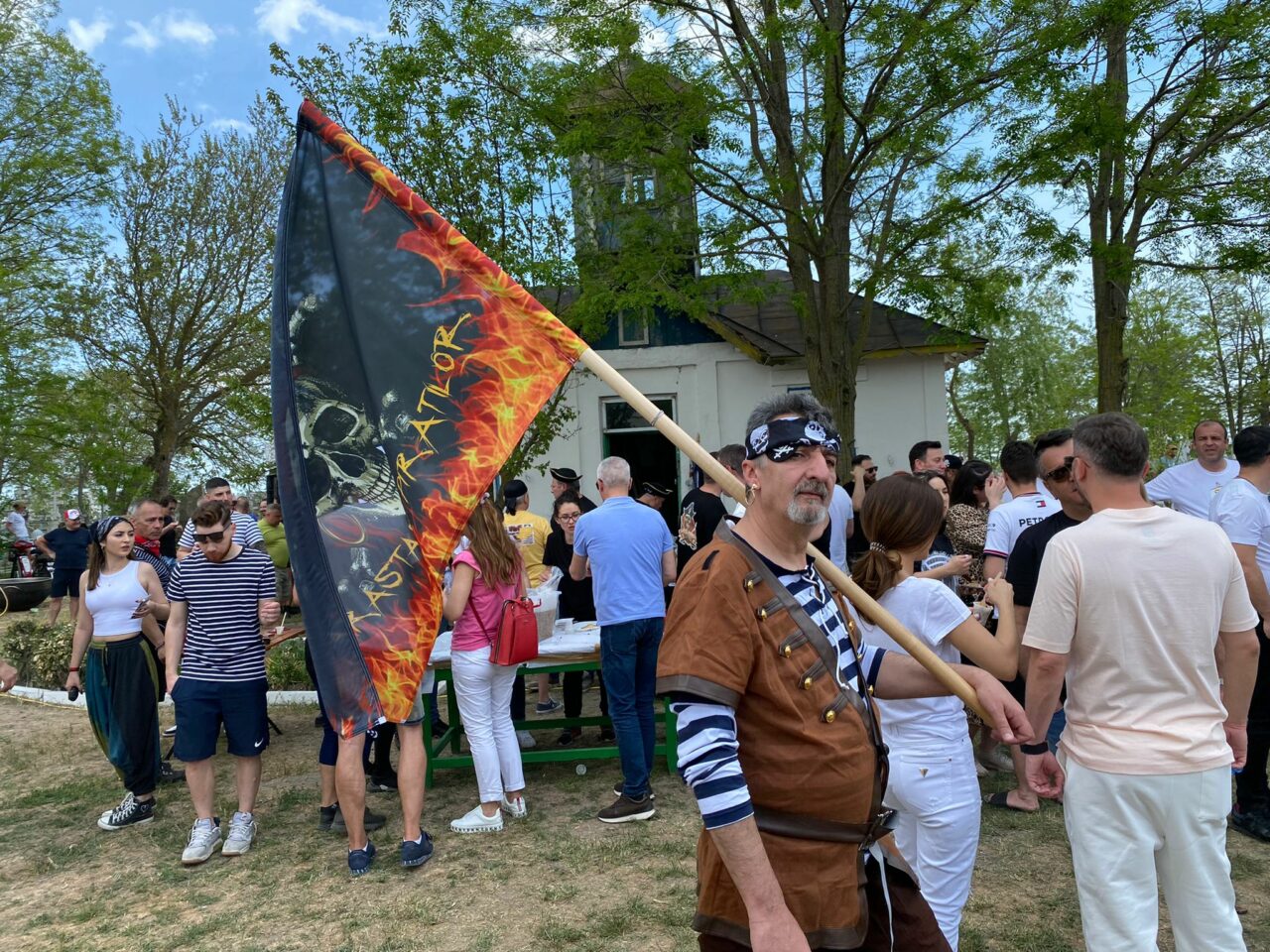 VIDEO | A început „Parastasul Piraților Nepomeniți” la SULINA. Ce mesaje au transmis artiștii care se alătură evenimentului