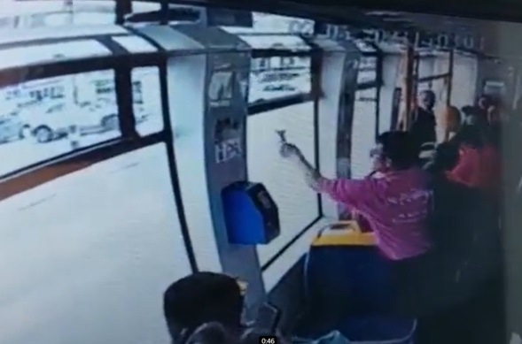 VIDEO: Un pasager a spart geamul unui tramvai ca să își facă „aer condiționat” / Incidentul a fost filmat