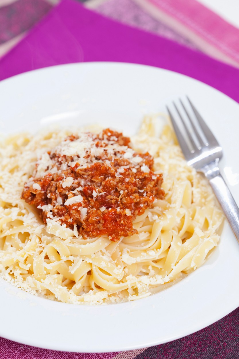 O cunoscută influenceriță și-a MÂNCAT propriul genunchi, în spaghete bolognese, și i-a dat și iubitului să guste