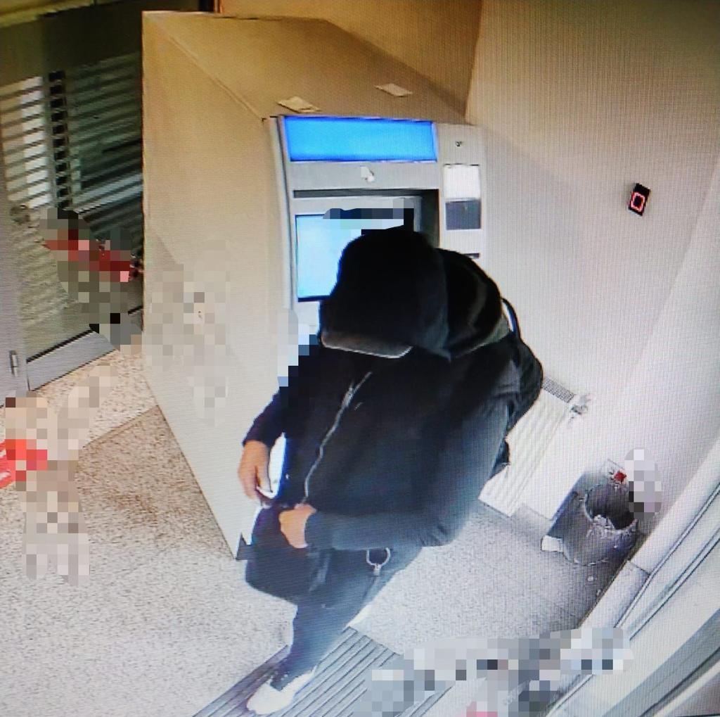 FOTO-VIDEO. 240.000 de euro falși, încărcați în bancomatul unei bănci. Cum au reușit suspecții să păcălească sistemele de securitate