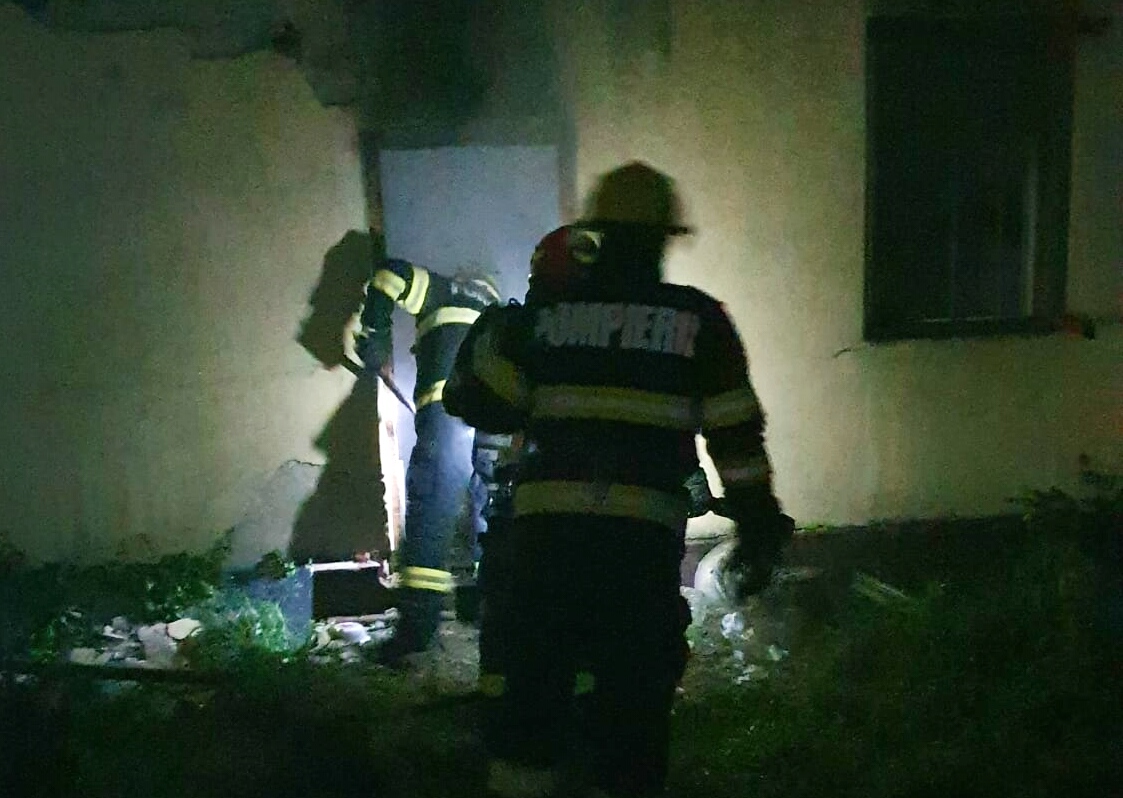 Explozie urmată de incendiu într-o locuință din Dâmbovița. O persoană a fost RĂNITĂ