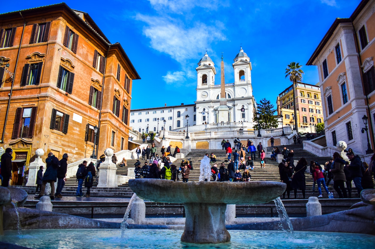 Italia, „speriată” de prea mulți TURIȘTI, ia în calcul măsuri drastice. Turiștii au interzis să se „oprească din mers”