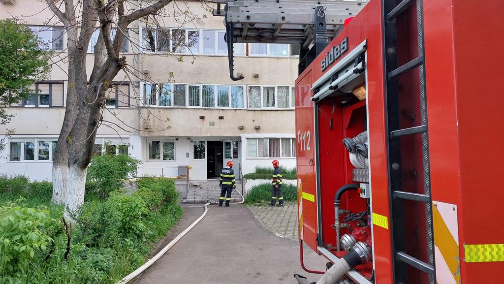 Pompier din Suceava, internat în stare gravă la Spitalul Fundeni după ce s-a INTOXICAT cu o substanţă necunoscută în timpul unei intervenţii